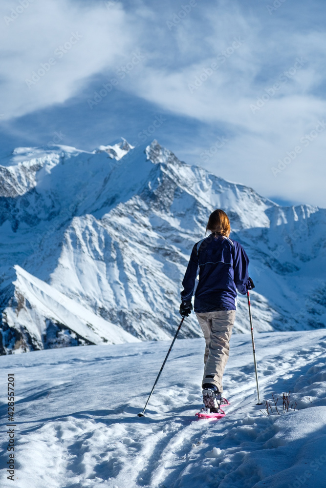 Randonnée à raquette dans les Alpes face au Mont Blanc