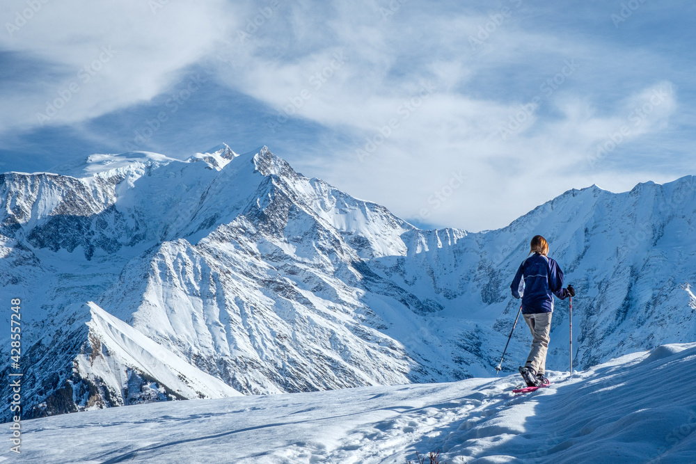 Randonnée à raquette dans les Alpes face au Mont Blanc