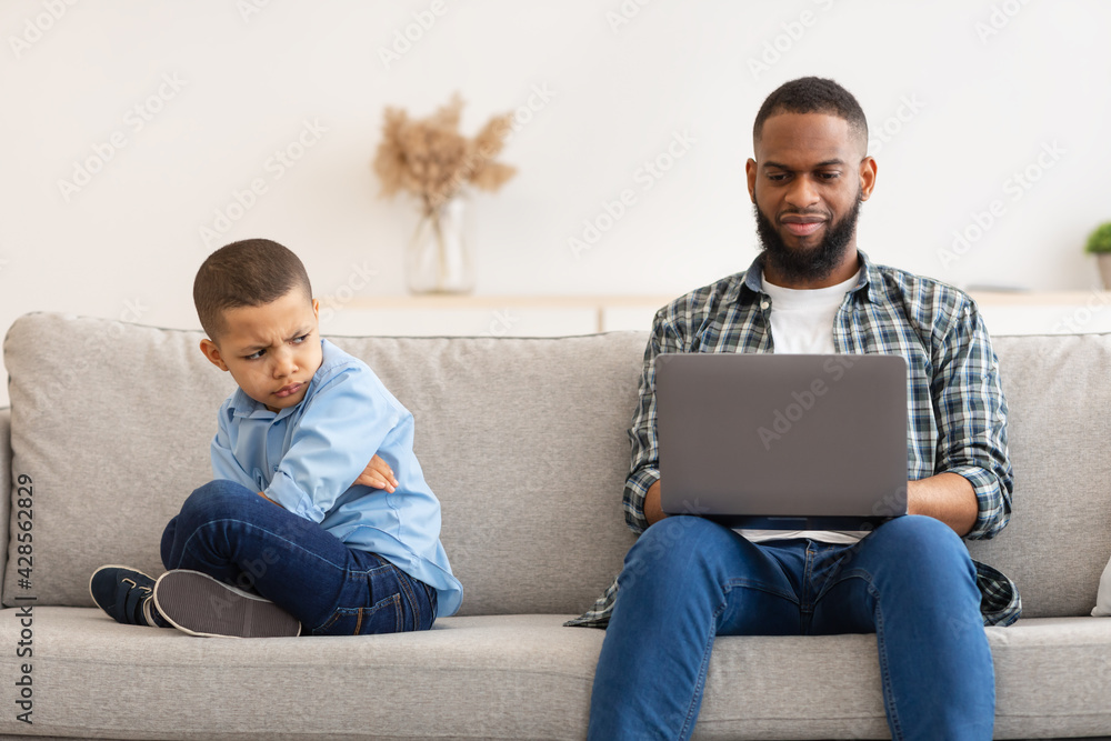 Ταπετσαρία Reluctant Black Dad Ignoring Offended Son Using Laptop Indoors