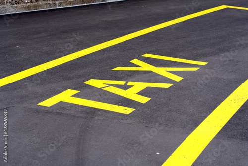 Yellow painted sign for taxi stand. Photo taken April 14th, 2021, Arth-Goldau, Switzerland. © Michael Derrer Fuchs