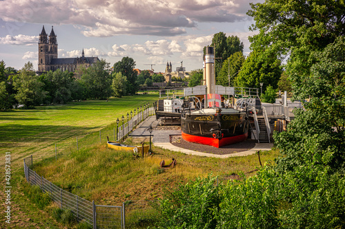 Die Württemberg im Stadtpark Magdeburg mit dem Dom im Hintergrund
