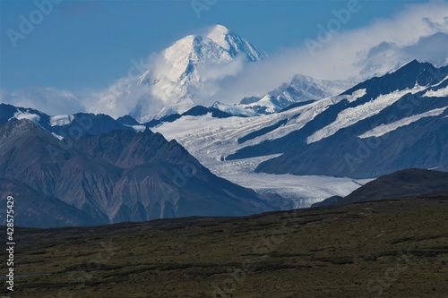 Unterwegs auf dem nur im Sommer geöffneten Denali Highway entlang der Alaska Range - Blick auf den 4216 m hohen Mount Hayes und den Black Rapid Gletscher, Alaska