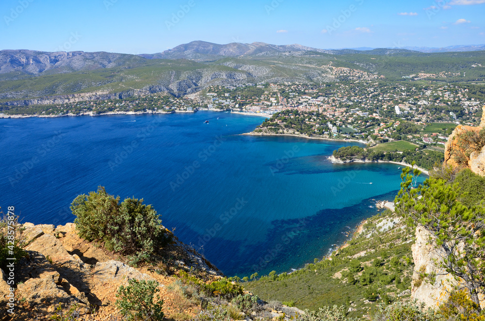 Obraz premium Stunning panoramic view from cliff Cap Canaille towards the bay of the town Cassis in Provence-Alpes-Côte d'Azur, France, Calanque coast