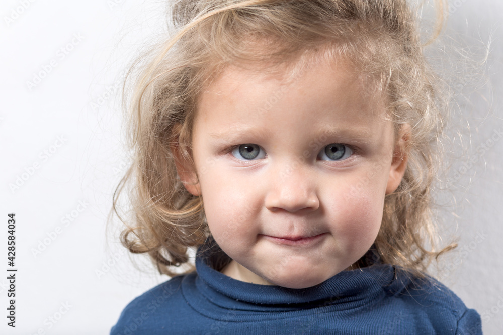 portrait petite fille charmante bouclé au yeux bleu portrait petite fille charmante bouclé au yeux bleu