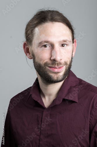 portrait jeune homme avec barbe, trentaine en chemise rouge