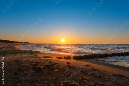 Sonnenaufgang  Sonnenuntergang an der Ostsee im Ostseebad K  hlungsborn