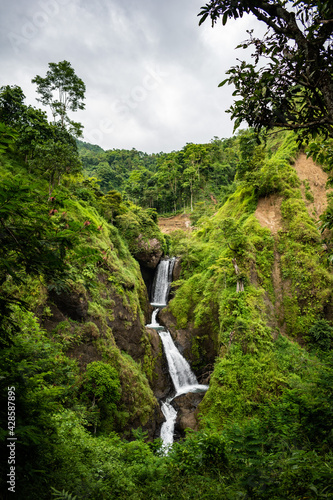 Obraz na płótnie waterfall in the forest w salonie