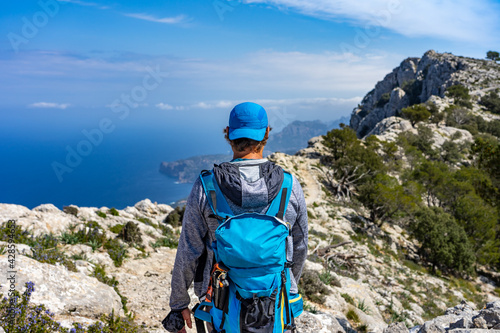 Schönes Mallorca: Wanderung einer Gruppe im Naturpark über Valldemossa auf dem historischen Reitweg des Erzherzogs Salvator auf den Caragoli - Mann auf dem Grat photo