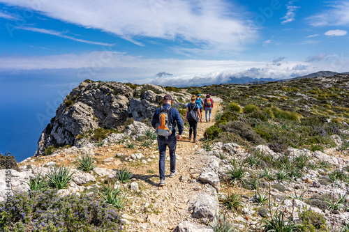 Schönes Mallorca: Wanderung einer Gruppe im Naturpark über Valldemossa auf dem historischen Reitweg des Erzherzogs Salvator auf den Caragoli photo