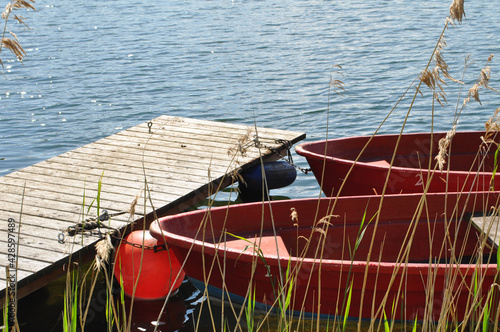 Bootsanleger mit roten Booten