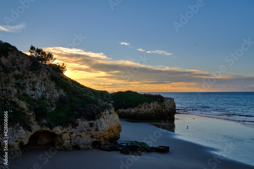 Sonnenaufgang am Strand des Atlantik der Felsalgarve bei Albufeira, Algarve, Barlavento, Westalgarve, Distrikt Faro, Portugal, Europa