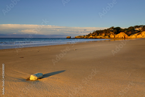 Sonnenaufgang am Strand des Atlantik der Felsalgarve bei Albufeira, Algarve, Barlavento, Westalgarve, Distrikt Faro, Portugal, Europa