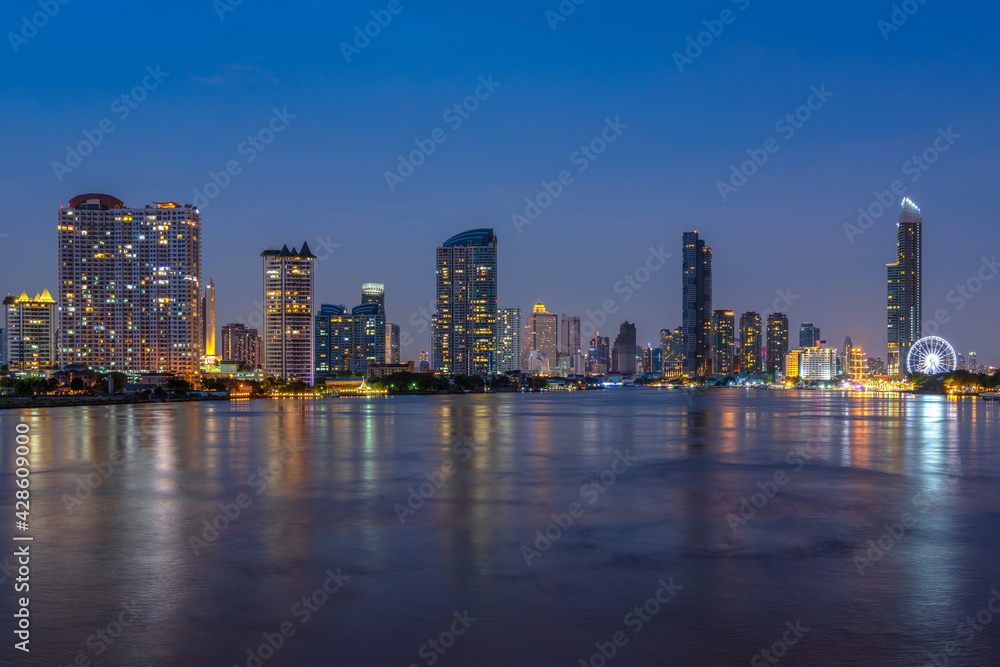 Obraz premium Bangkok city And tourist attractions Water travel, beautiful landscape view Chao Phraya River evening light