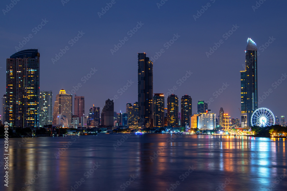 Obraz premium Bangkok city And tourist attractions Water travel, beautiful landscape view Chao Phraya River evening light