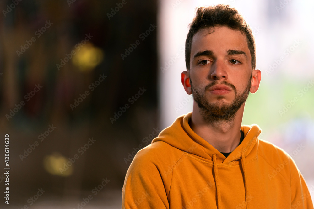 chico joven con mirada fuera de cuadro en lugar abandonado con buena luz chico joven con mirada fuera de cuadro en lugar abandonado con buena luz