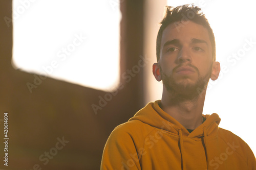 chico joven en plano contra picado y flare
