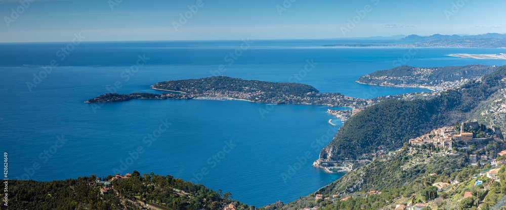 La presqu'île du Cap Ferrat et le Village perché d'Èze-Village en Provence-Alpes-Côte d'Azur .