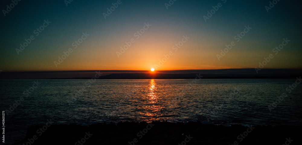 Naklejka premium sunset over the sea