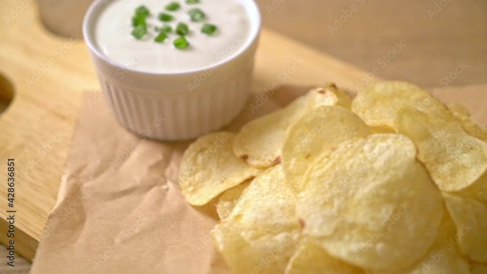 potato chips with sour cream dipping sauce potato chips with sour cream dipping sauce