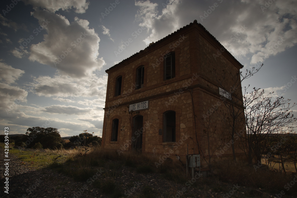 Apeadero de Los Hitos (Albacete). Vieja estación de ferrocarril abandonada, en la línea férrea Chinchilla-Cartagena.