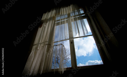 Altes Fenster mit Gardine und blauen Himmel © Christian Rothe