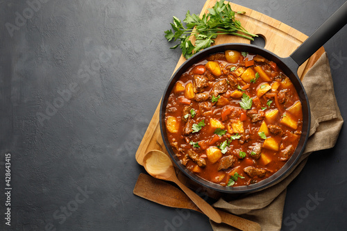 Foto Goulash, beef stew with vegetables in tomato sauce