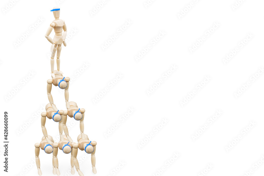 ハチマキをした人間ピラミッドの上で偉そうに立つデッサン人形