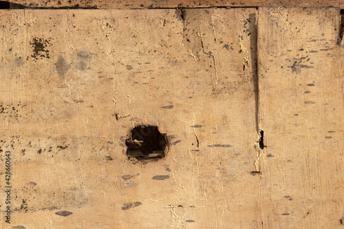 Vecchia tavola di legno chiara con buco