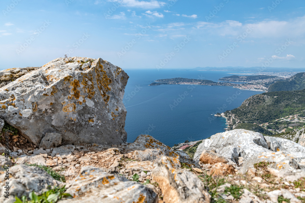 Panorama sur la mer et le Cap Ferrat depuis la montagne à la tête de chien à la Turbie sur la Côte d'Azur