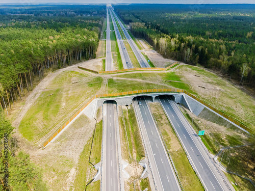 Fotótapéta Expressway with ecoduct crossing - bridge over a motorway that allows wildlife t