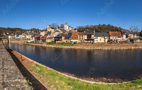Montignac (Dordogne, France) - Vue panoramique du village au bord de la Vézère