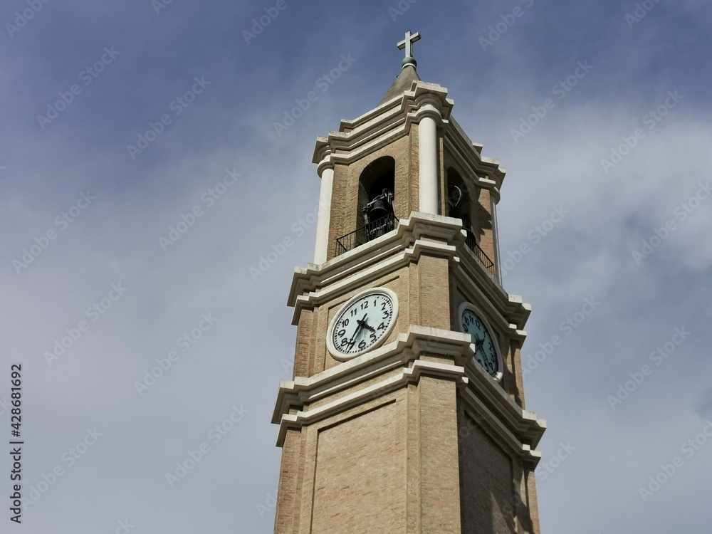 Campanile di una chiesa con orologio