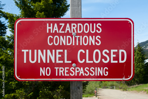 Canvas-taulu Hazardous Conditions Sign