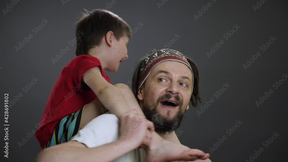 Vidéo Stock Fool around family. Young father throws his son hanging on