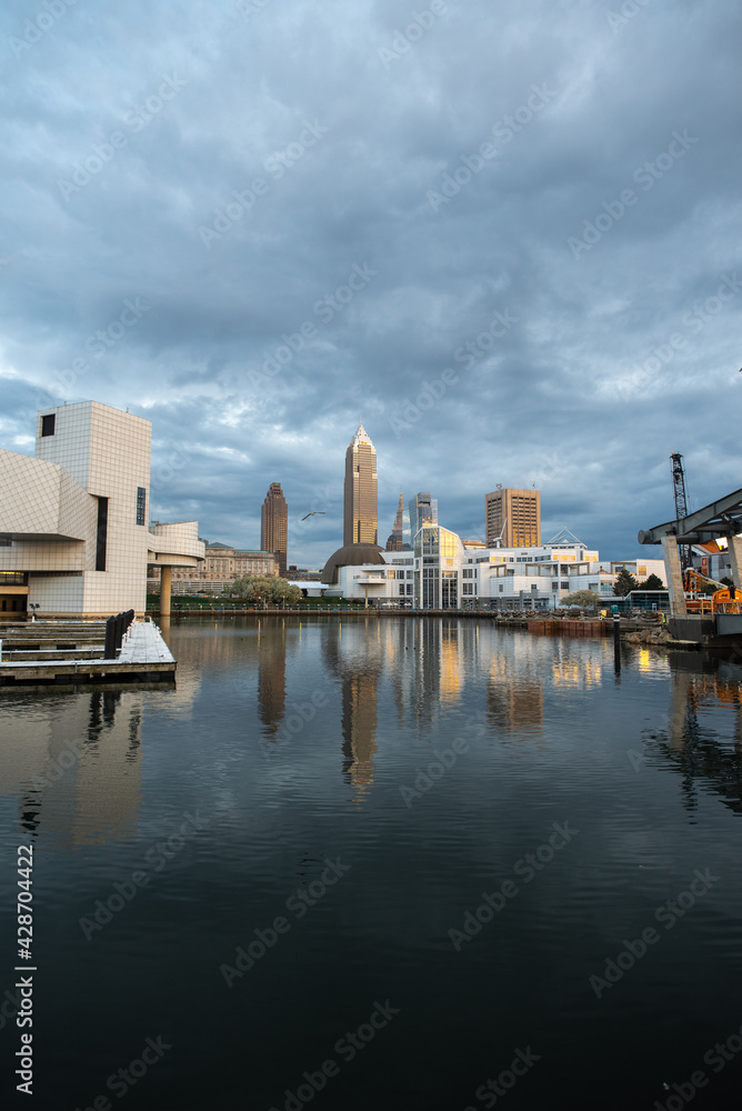 Naklejka premium Cleveland ohio skyline at sunset