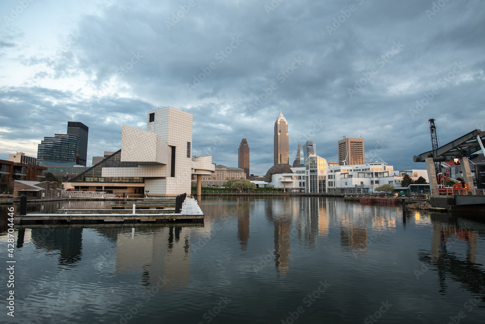 Fototapeta premium Cleveland ohio skyline at sunset