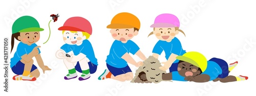 色々な肌の色を持つ子供達が虫とりや砂遊びなどの外遊びをしているイラスト