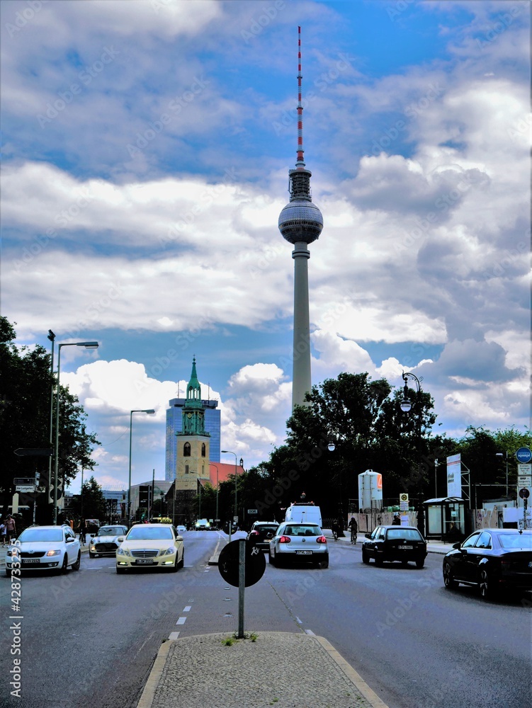 Fernsehturm Berlin mit einer Straße im Vordergrund