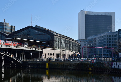 Panorama am Fluss Spree, Bahnhof Friedrichstrasse, Mitte, Berlin