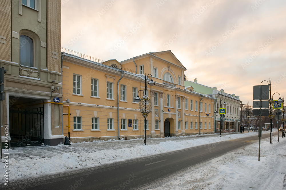  View of the Pyatnitskaya street on a frosty winter morning after heavy snow.