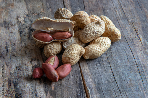 Cacahuètes sur fond de vieilles planches en bois 