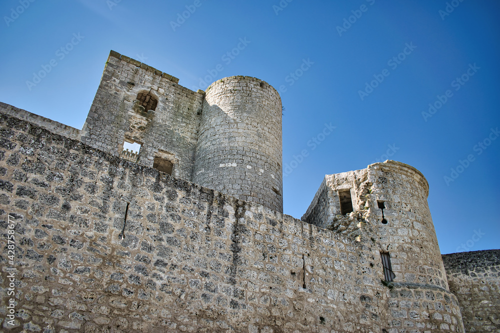 Ruinas del castillo medieval de Portillo en la provincia de Valladolid, siglo XV