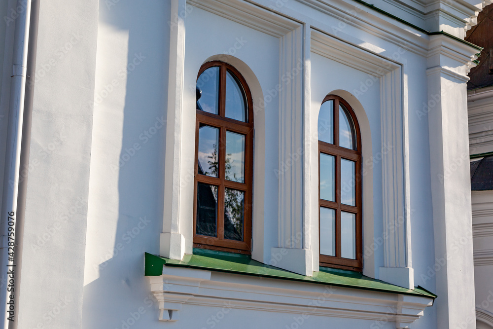 Obraz premium Old house windows in retro raen
