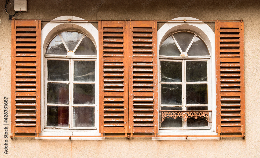Fenêtres anciennes à Vuillafans, Doubs, France