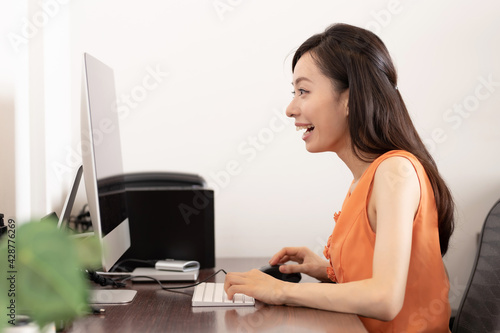 オンライン・パソコン・女性