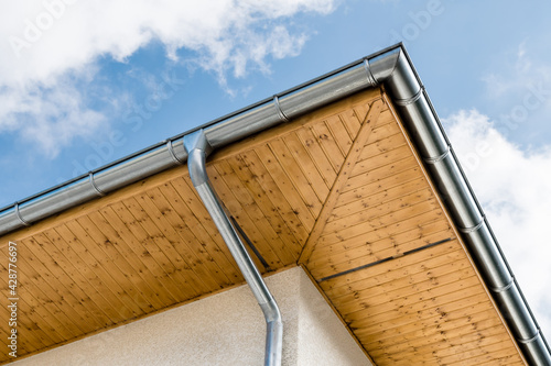 Pose d'une gouttière en zinc neuve sur une maison