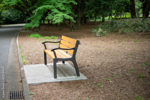 公園のベンチ © MACRIA