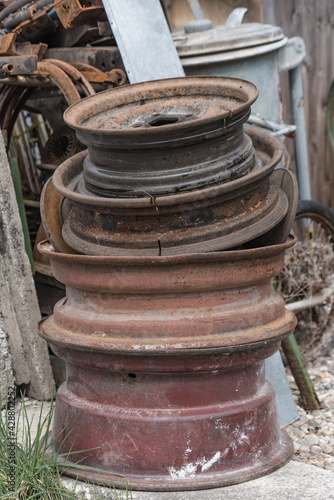 Wallpaper Mural Stapel mit verrosteten Felgen Torontodigital.ca