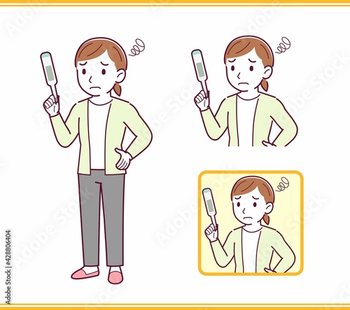 カーディガンを着た若い女性