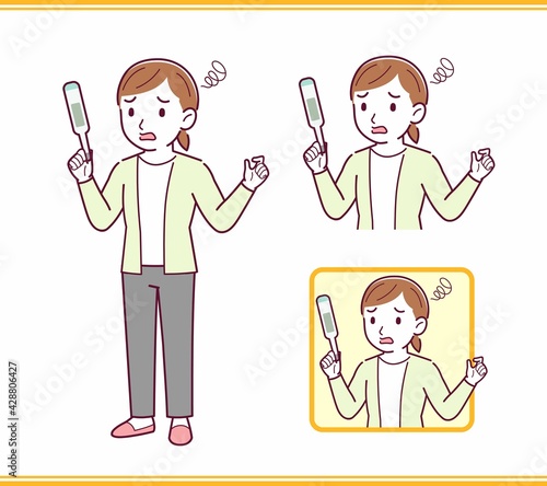カーディガンを着た若い女性